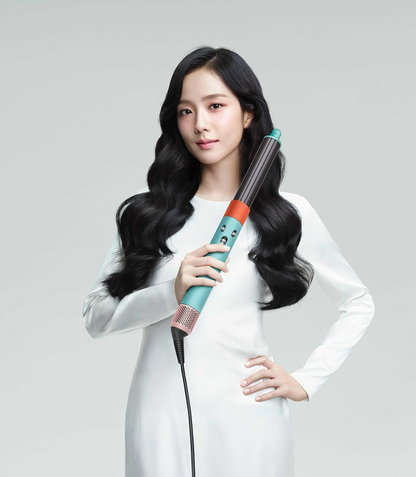 사진설명:다이슨 에어랩 멀티 스타일러 세라믹팝 에디션을 든 지수의 모습