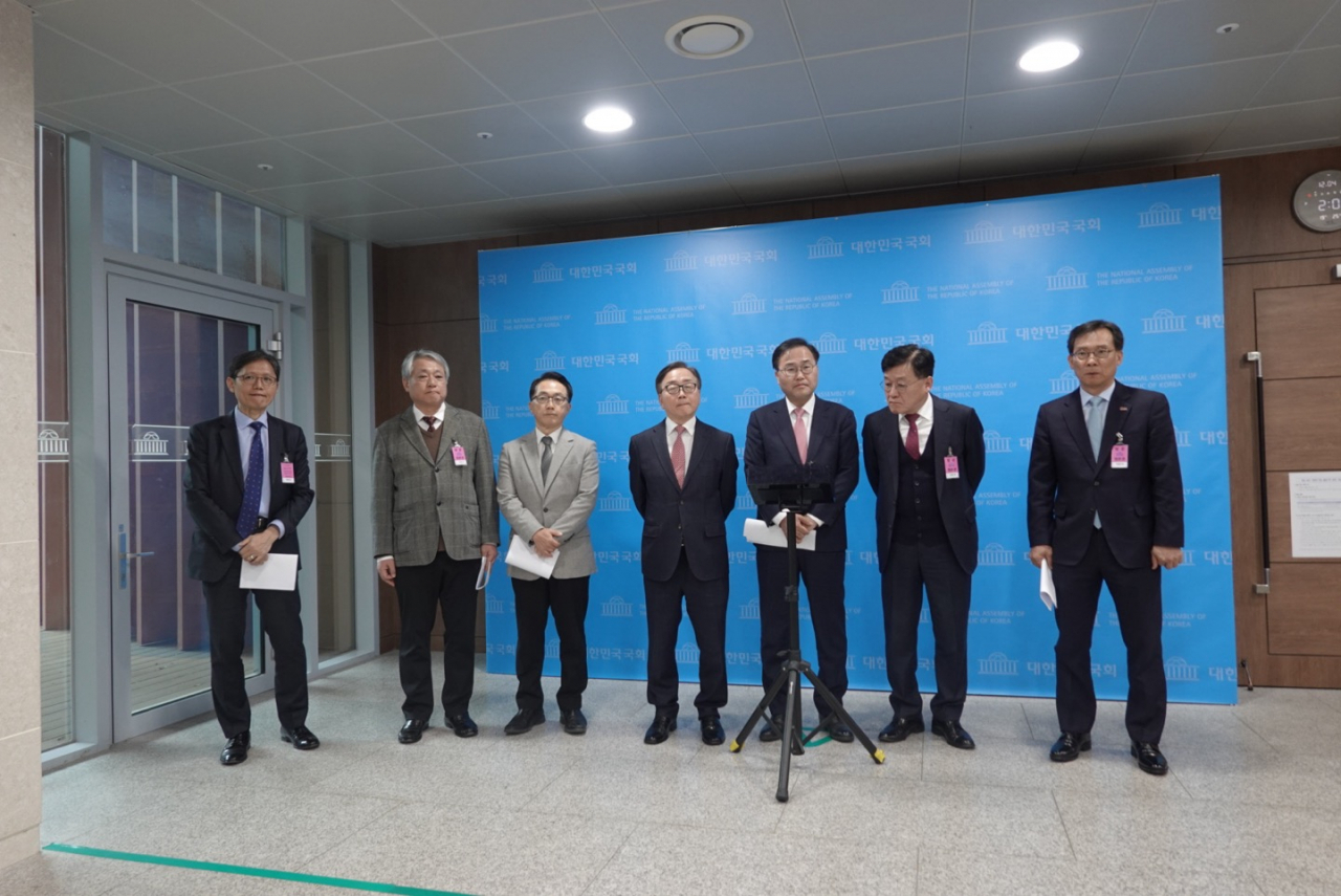 강석구(왼쪽부터) 대한상공회의소 조사본부장, 배상근 한국경제인협회 전무, 이호준 한국중견기업연합회 상근부회장, 이동근 한국경영자협회 상근부회장, 홍석준 국민의힘 의원, 정만기 한국무역협회 상근부회장, 이명로 중소기업중앙회 상무. [경총 제공]