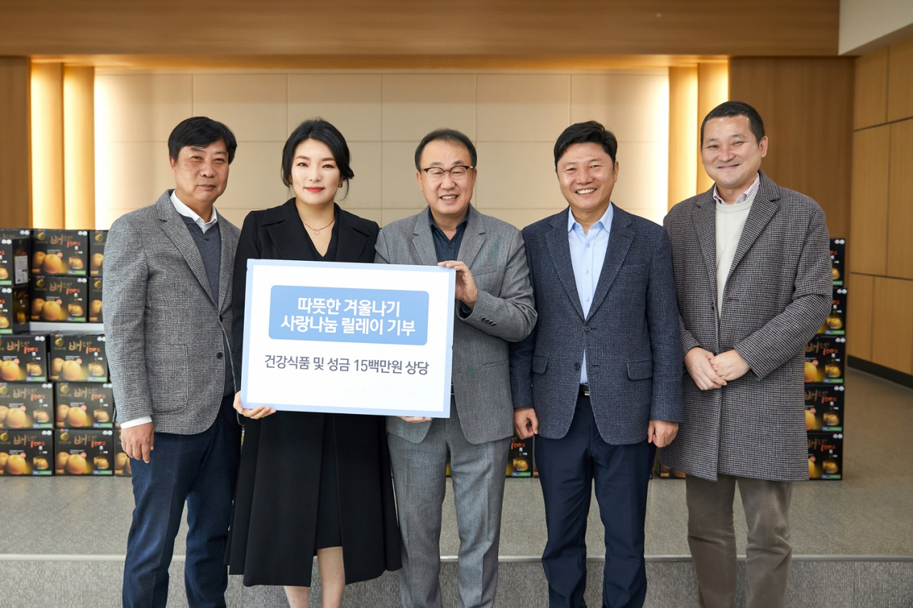 HDC현대산업개발은 4일 평택시 부락종합사회복지관에서 따뜻한 겨울나기 물품 기부식을 진행했다. (사진 왼쪽부터 이은우 평택시민재단 대표, 김능연 한국치매예방센터 대표, 신왕섭 HDC현대산업개발 실장, 홍기원 국회의원, 이원규 평택시사회복지협의회 사무국장)