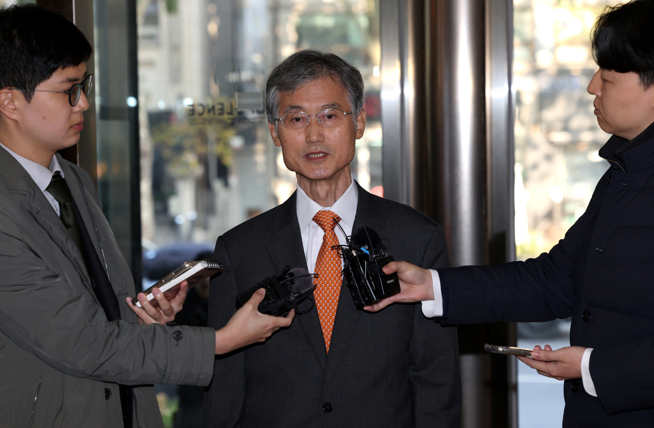 조희대 대법원장 후보자(가운데)가 지난달 15일 오전 서울 서초구 인사청문회 준비 사무실로 출근하며 취재진의 질문에 답하고 있다. [연합]