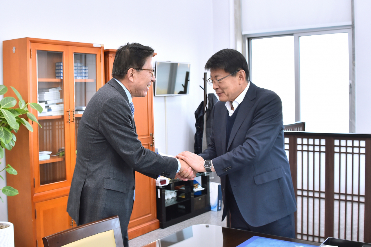 박형준 부산시장이 4일 국회를 찾아 가덕도신공항 조기개항 등 부산 주요 현안해결을 위해 협조를 당부하고 있다. [사진=부산시]