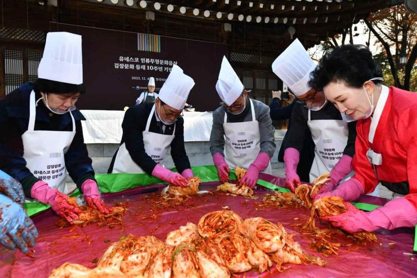 김장 담그는 최응천 문화재청장(왼쪽에서 두번째) [문화재청 제공]