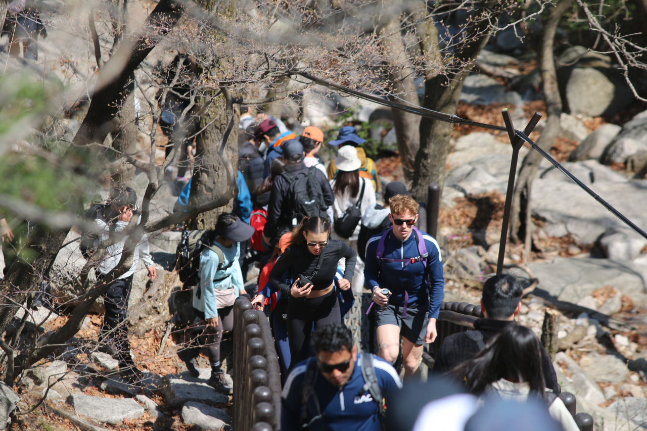 빌딩숲 옆 서울山 매력에 빠진 외국인들 “어메이징” 연발[함영훈의 멋·맛·쉼]