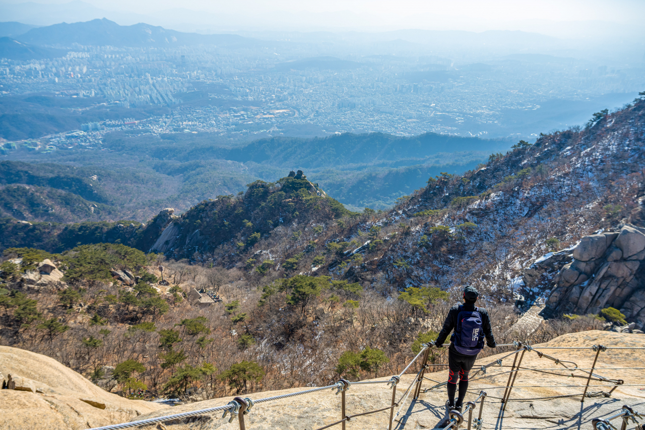 빌딩숲 옆 서울山 매력에 빠진 외국인들 “어메이징” 연발[함영훈의 멋·맛·쉼]