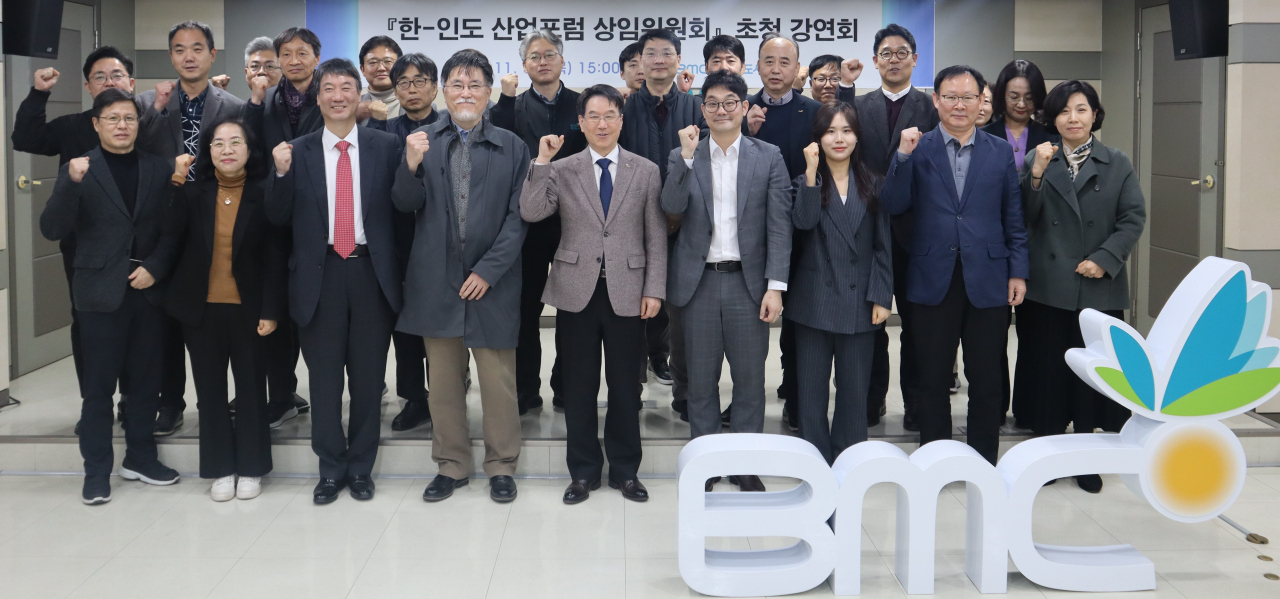 30일 부산도시공사 4층 회의실에서 한-인도 산업포럼 상임위원회 초청 강연회가 열려 참석자들이 기념촬영을 하고 있다. [사진=부산도시공사]