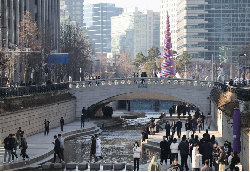 청계천을 산책하는 시민들[연합]