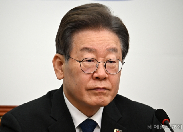 지난 1일 서울 여의도 국회에서 열린 더불어민주당 최고위원회의에서 이재명 대표가 무거운 표정으로 회의를 경청하고 있다. 임세준 기자