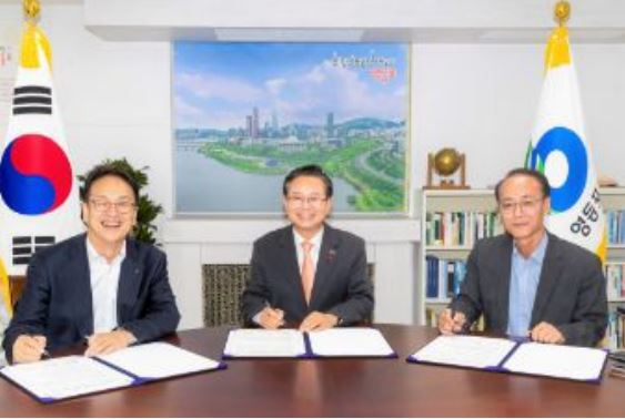 최호권 영등포구청장(가운데)과 박성현 신한은행 부은행장(왼쪽),정세창 페이컴스 전무(오른쪽)가 지난달 28일 서울 영등포구청에서 ‘클린페이 시스템’ 도입을 위한 업무 협약식에서 협약서에 서명을 하고 있다. [영등포구청 제공]