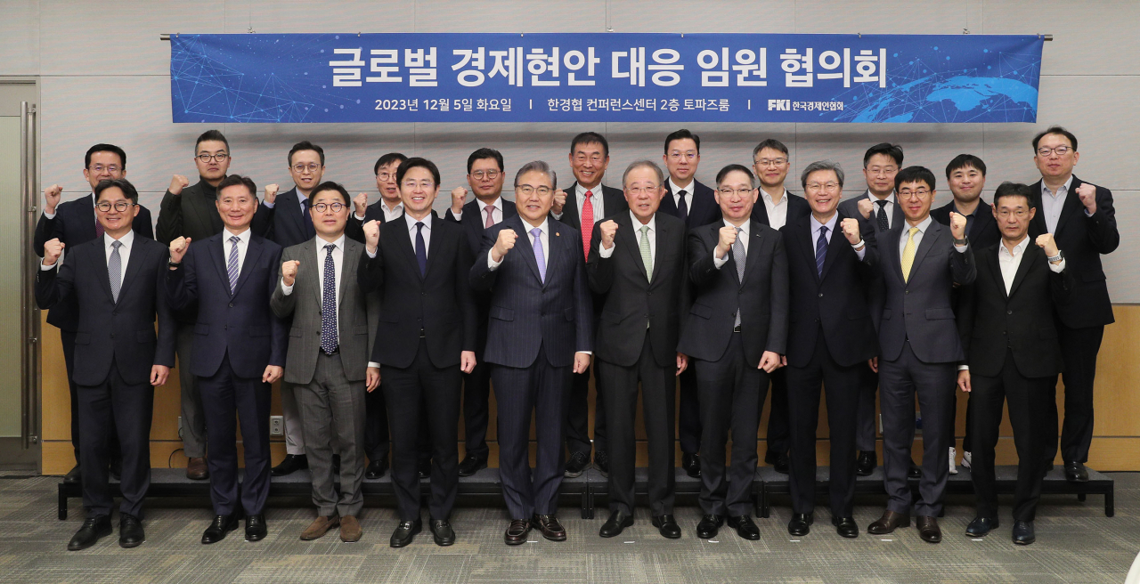 박진(앞줄 왼쪽 다섯번째) 외교부 장관, 류진 한국경제인협회 회장(앞줄 왼쪽 여섯번째)을 비롯한 글로벌 비즈니스 담당 임원들이 5일 여의도 FKI타워 컨퍼런스센터에서 열린 ‘글로벌 경제 현안대응 임원 협의회’에 참석해 기념촬영을 하고 있다. [한국경제인협회 제공]