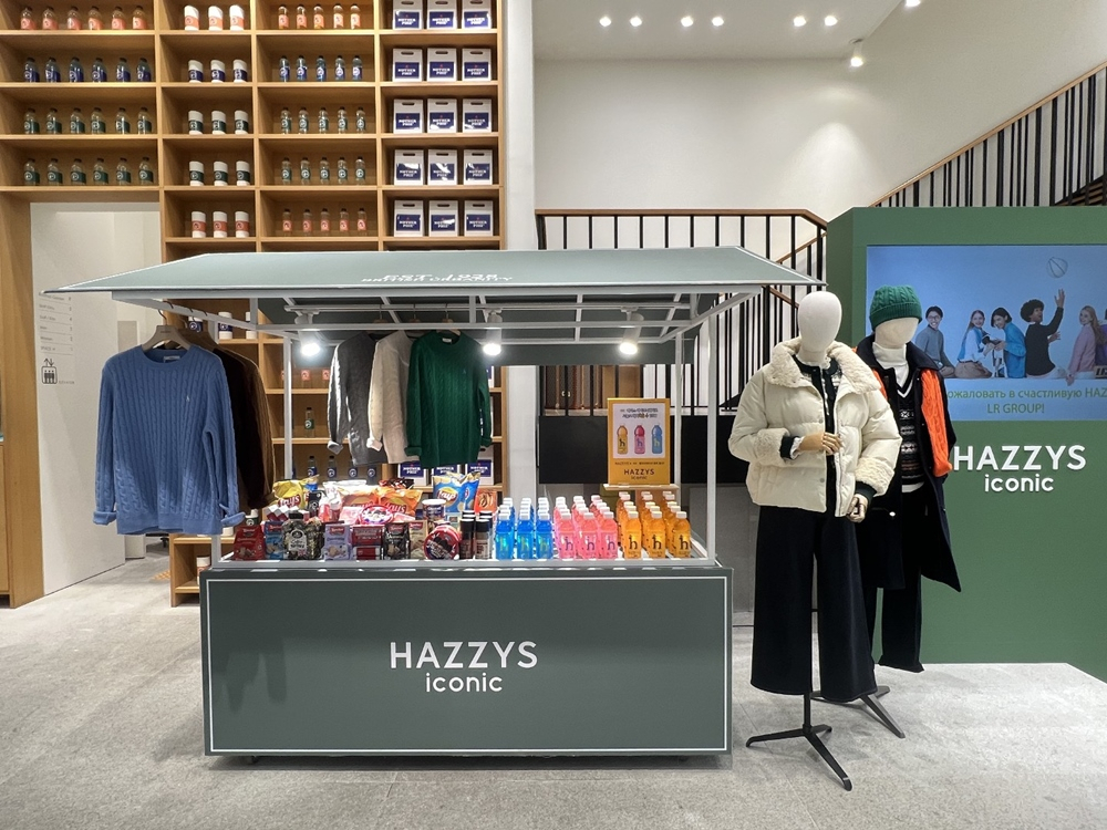 CU가 생활문화기업 LF의 대표 브랜드 헤지스(HAZZYS)와 함께 컬래버레이션한 음료 5종을 출시한다.[CU제공]