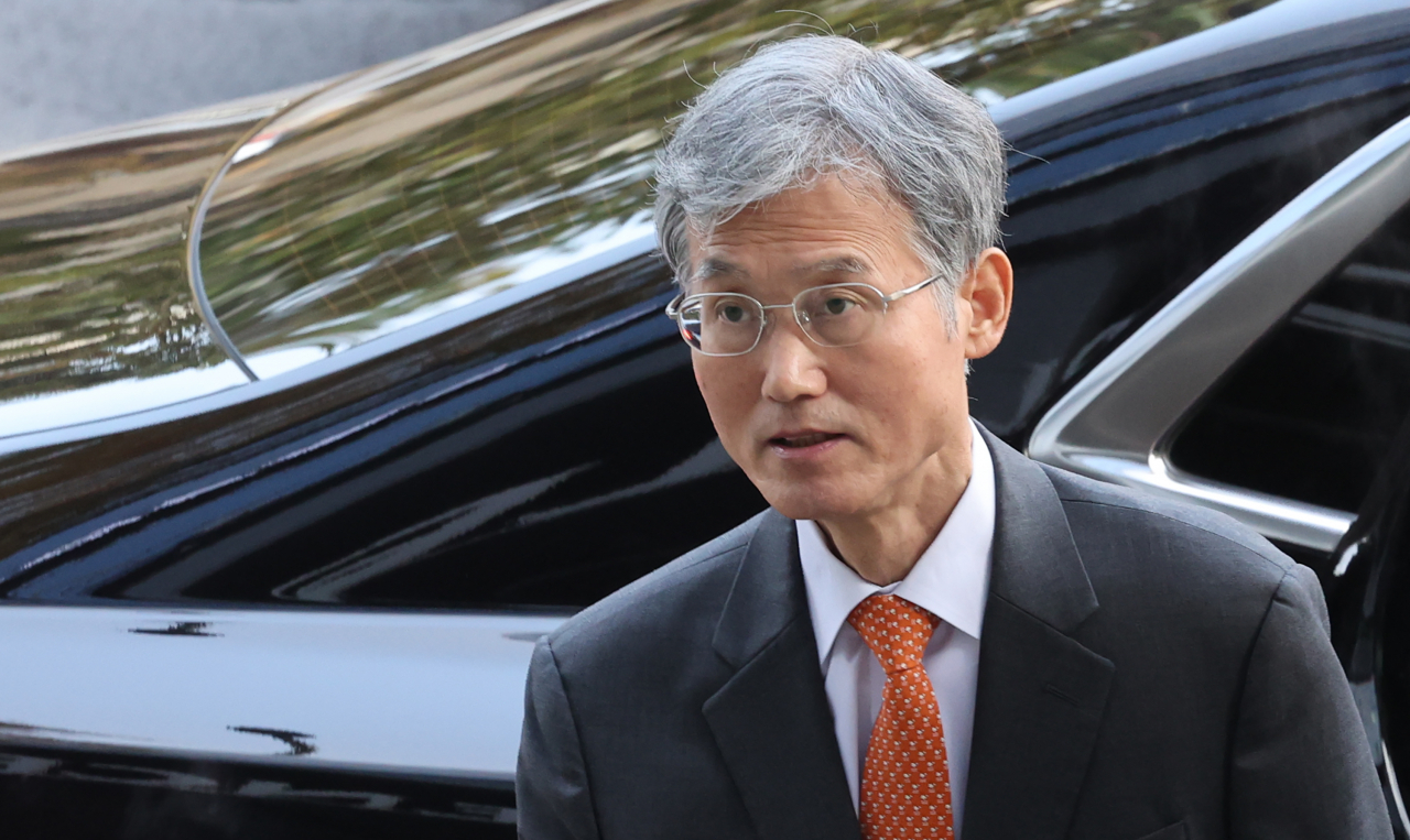 조희대 대법원장 후보자가 지난달 15일 오전 서울 서초구 인사청문회 준비 사무실로 출근하기 위해 차량에서 내리고 있다. [연합]