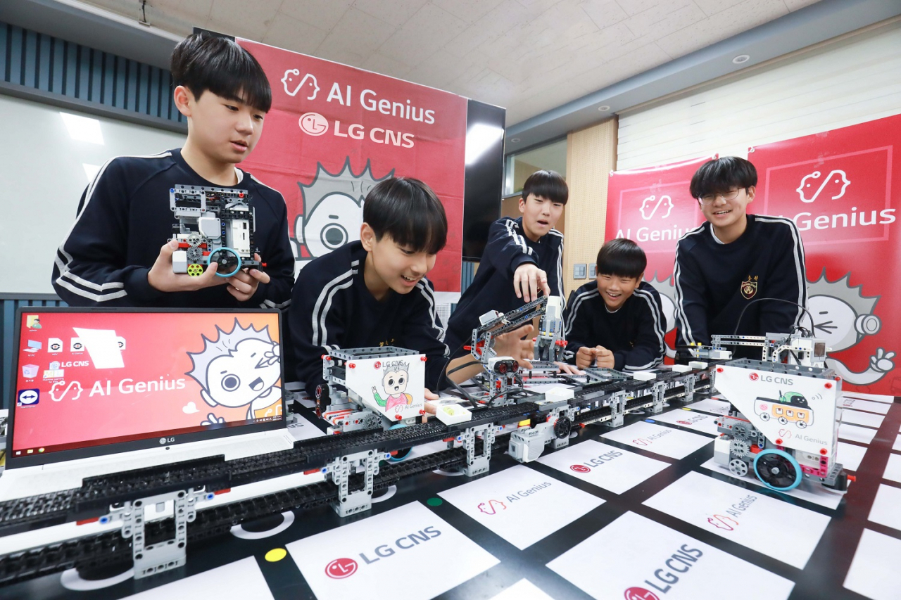 충주미덕중학교에서 열린 LG CNS ‘AI지니어스’ 수업에서 학생이 AI물류로봇을 작동시키는 모습. [LG CNS 제공]