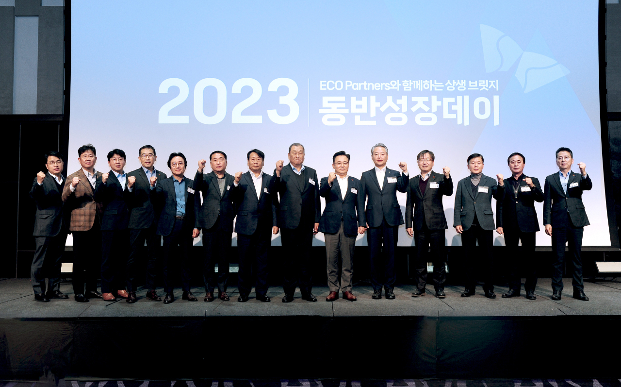 SK에코플랜트가 지난 4일 서울 광진구 그랜드 워커힐 서울에서 비즈파트너 대상 송년행사 ‘2023 동반성장데이’를 개최했다. 사진은 박경일 SK에코플랜트 사장(오른쪽 6번째), 자회사 대표, 우수 비즈파트너 수상업체 대표 등이 기념촬영을 하는 모습. [SK에코플랜트 제공]