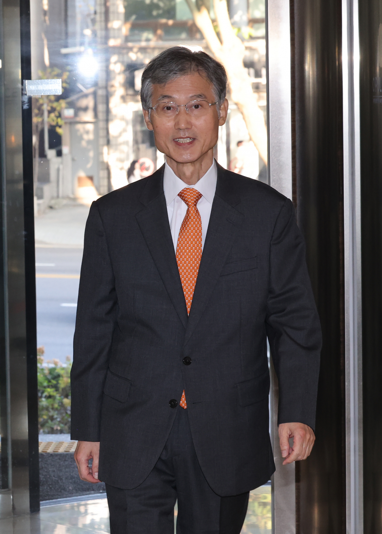 조희대 대법원장 후보자가 지난달 15일 서울 서초구 인사청문회 준비 사무실로 출근하고 있다. [연합]