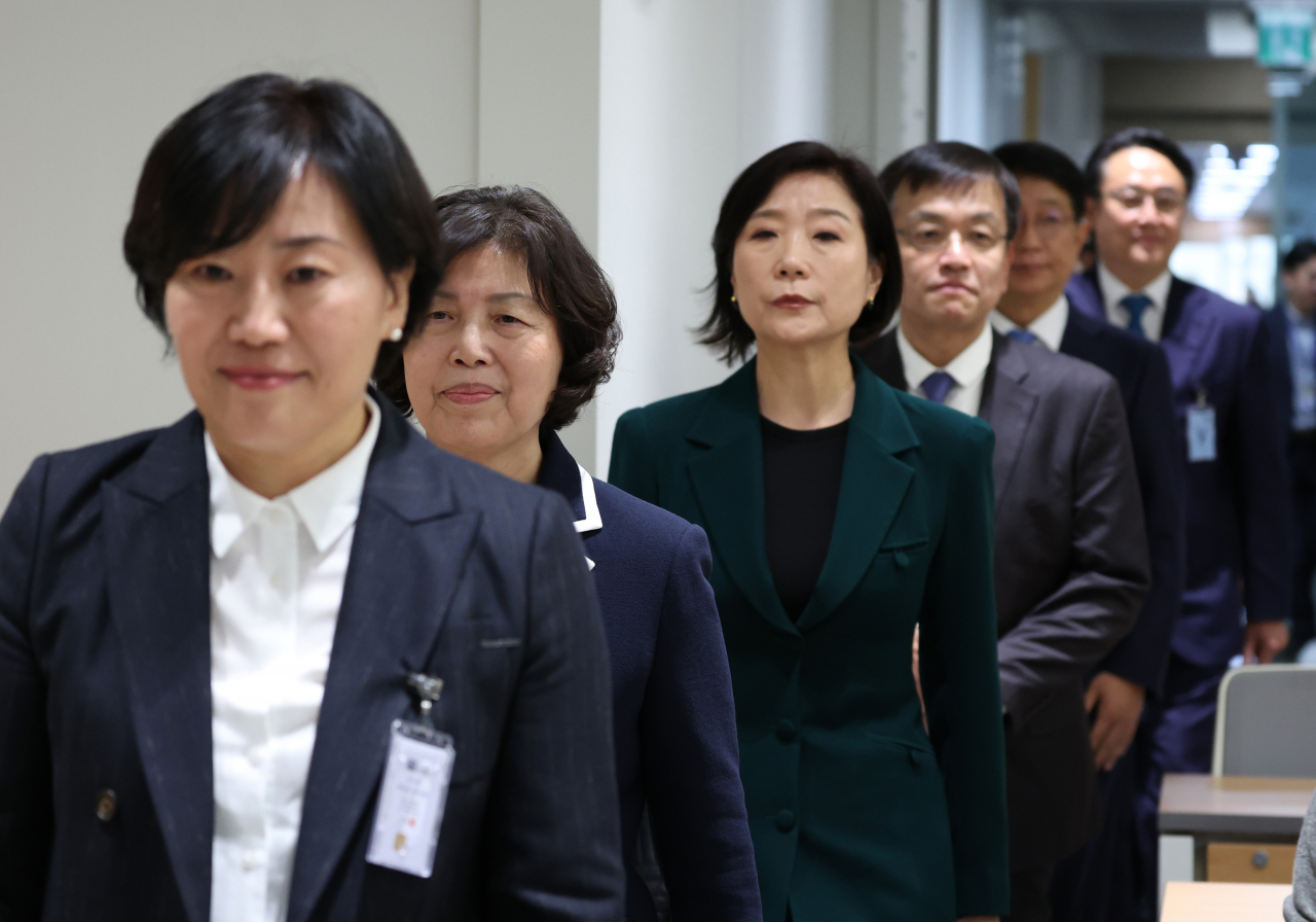 농림축산식품부 송미령(왼쪽부터), 국가보훈부 강정애, 중소벤처기업부 오영주, 기획재정부 최상목, 국토교통부 박상우, 해양수산부 강도형 장관 후보자가 지난 4일 서울 용산 대통령실 청사에서 열린 인사 발표에 입장한 모습. [연합]