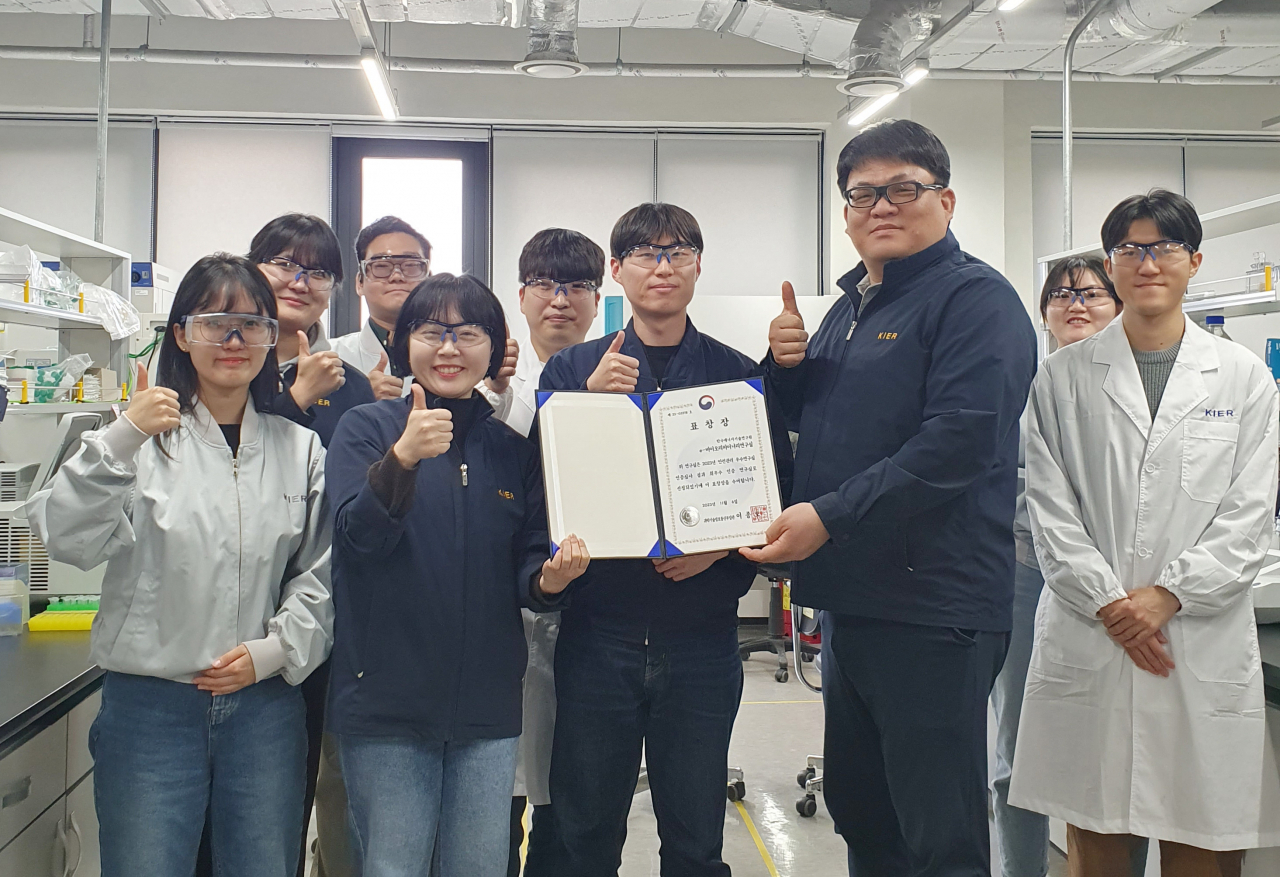 한국에너지기술연구원 광주친환경에너지연구센터의 ‘e-바이오리파이너리연구실’ 연구진이 기념촬영을 하고 있다.[한국에너지기술연구원 제공]