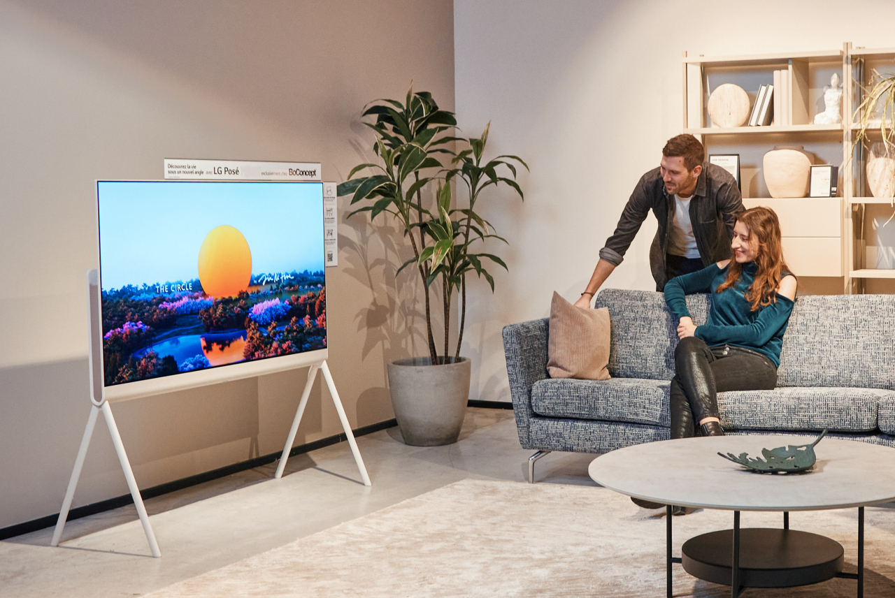 LG전자가 유럽 프리미엄 가구 브랜드 보컨셉(BoConcept)과 협력해 LG 올레드 TV만의 독보적인 디자인 경험을 선보인다. 사진은 보컨셉의 프랑스 소재 매장에 LG 올레드 오브제컬렉션 포제와 보컨셉의 인테리어 가구들이 자연스럽게 어우러진 모습. [LG전자 제공]
