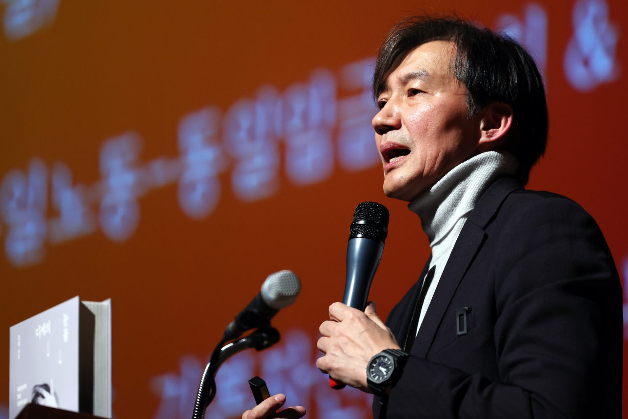 조국 전 법무부 장관이 4일 오후 광주 서구 김대중컨벤션센터에서 열린 '디케의 눈물' 북콘서트에서 발언하고 있다. 연합뉴스