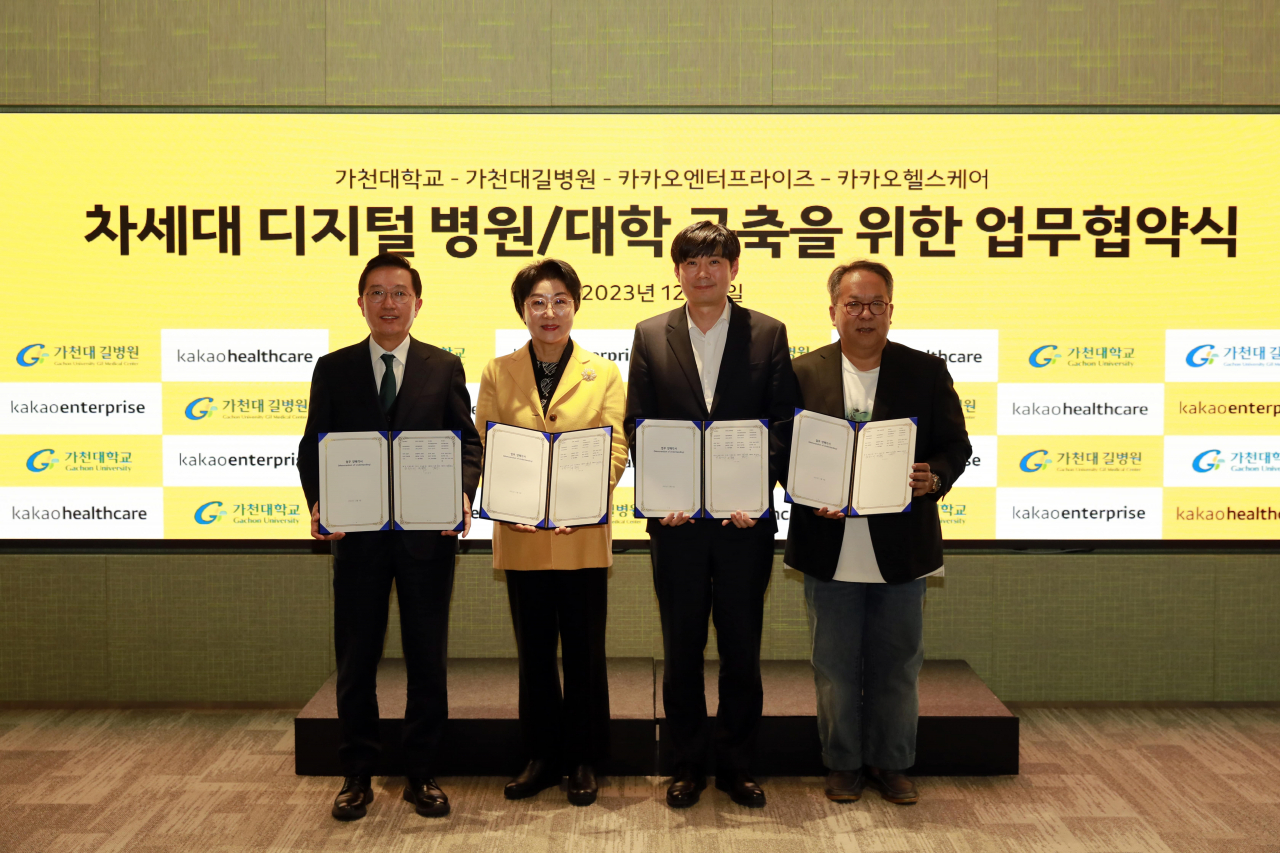 5일 진행된 업무협약에서 김우경(왼쪽부터) 가천대 길병원장 겸 의무부총장, 최미리 가천대학교 수석 부총장, 이경진 카카오엔터프라이즈 대표, 황희 카카오헬스케어 대표가 기념촬영을 하고 있다. [카카오엔터프라이즈 제공]