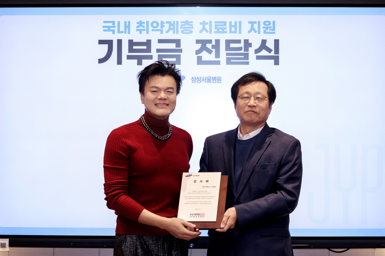박진영 프로듀서(좌측)와 삼성서울병원 이우용 암병원장이 JYP엔터테인먼트 본사에서 열린 국내외 소아청소년 중증 희귀 난치질환 및 치료비 지원 기부 감사패 전달식에서 기념 촬영을 하고 있다. [JYP엔터테인먼트 제공]