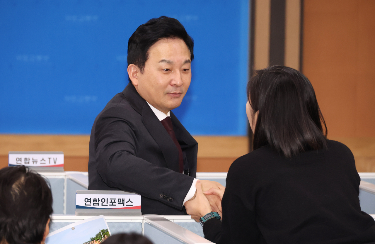 원희룡 국토교통부 장관이 4일 정부세종청사에서 열린 기자간담회에 참석해 기자들과 인사하고 있다. [연합]