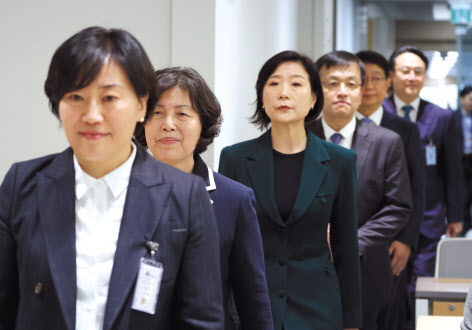 윤석열 대통령은 지난 4일 6개 부처 장관을 교체하는 개각을 단행했다. 이날 농림축산식품부 송미령(왼쪽부터), 국가보훈부 강정애, 중소벤처기업부 오영주, 기획재정부 최상목, 국토교통부 박상우, 해양수산부 강도형 장관 후보자가 서울 용산 대통령실 청사에서 열린 인사 발표를 위해 입장하고 있다. [연합]