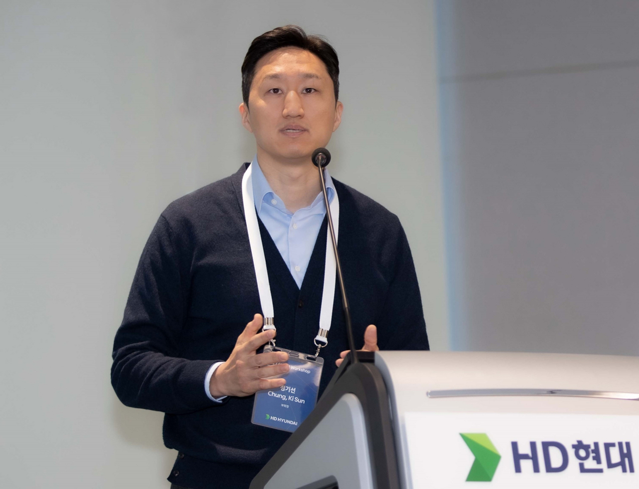 정기선 HD현대 부회장이 지난 4일 판교 HD현대 글로벌R&D(연구개발)센터(GRC)에서 열린 건설기계부문 ‘글로벌 워크숍’에서 개회사를 하고 있다. [HD현대 제공]