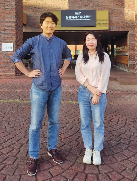 KAIST의 김형준(왼쪽) 문술미래전략대학원 교수와 문수연 인문사회연구소 박사 [KAIST 제공]