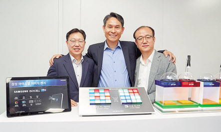 지난 2019년 당시 삼성전자 시스템LSI사업부의 이제석(오른쪽·현재 부사장), 박용인(가운데·현재 사장), 권진현(왼쪽) 상무 [삼성전자 뉴스룸]