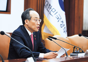 추경호 경제부총리 겸 기획재정부 장관이 5일 서울 종로구 정부서울청사에서 열린 비상경제장관회의 겸 물가관계장관회의에 참석해 발언하고 있다. 임세준 기자