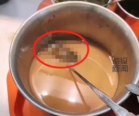 직업학교 구내식당의 양념통에 들어 있는 쥐.[환구시보]