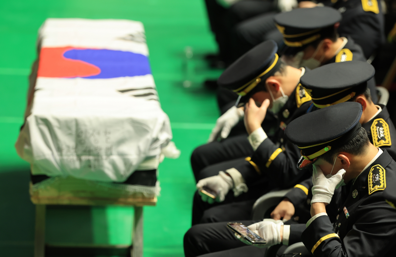 5일 오전 제주시 한라체육관에서 열린 임성철 소방장 영결식에서 운구를 맡은 동료들이 임 소방장의 유해를 앞에 두고 슬퍼하고 있다. [연합]