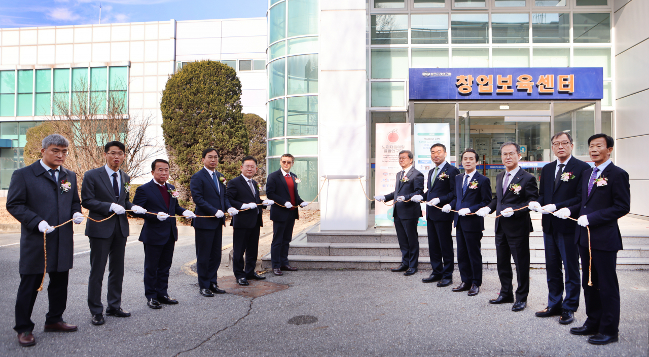 한국기계연구원은 5일 노지자율예찰 융합연구단 사업단 현판식을 개최했다.[한국기계연구원 제공]