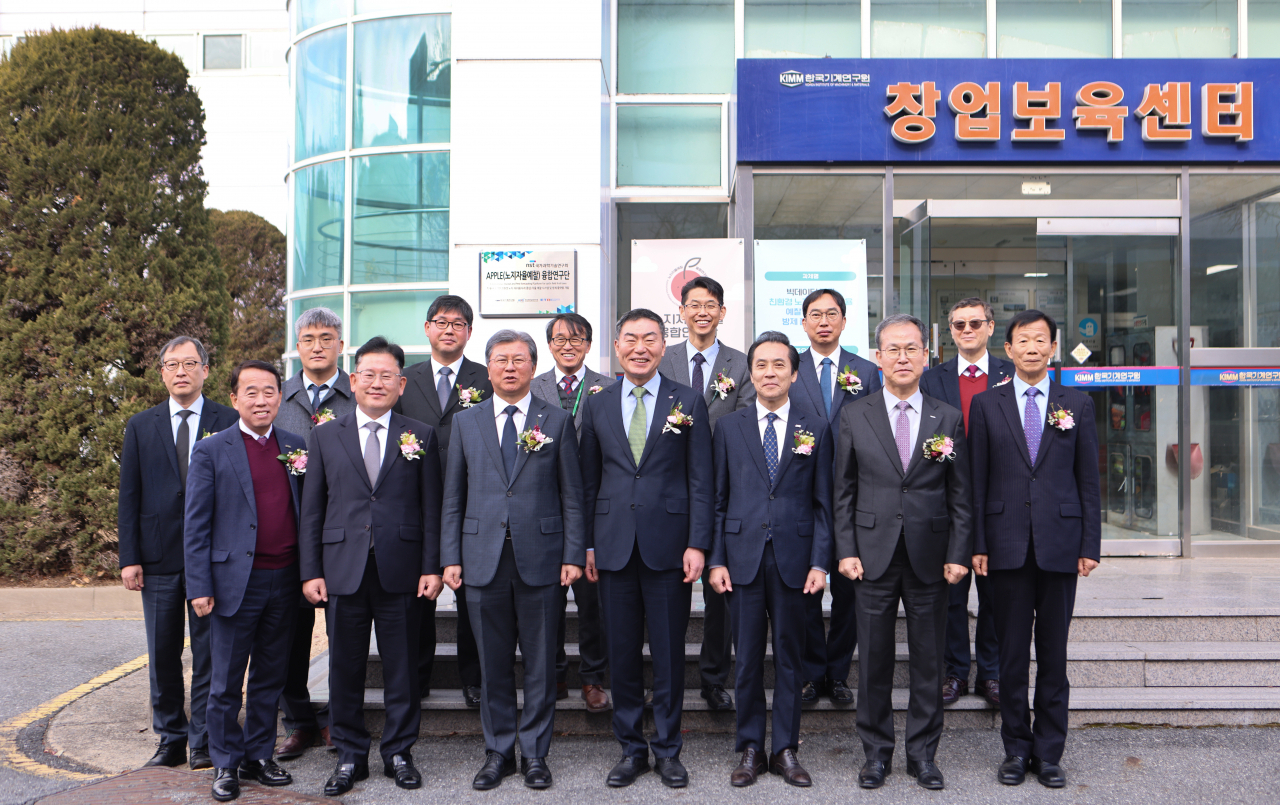 노지자율예찰 융합연구단 현판식 참석자들이 기념촬영을 하고 있다.[한국기계연구원 제공]