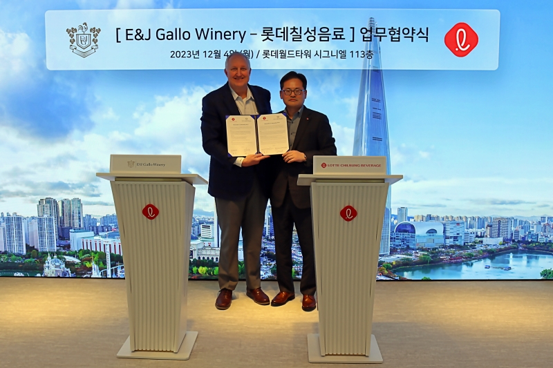 4일 잠실 롯데월드타워에서 열린 업무협약식에서 빌 로버츠 ‘E. & J. GALLO’ 본사 부회장(왼쪽)과 박윤기 롯데칠성음료 대표이사가 기념 사진을 촬용하고 있다. [롯데칠성음료 제공]