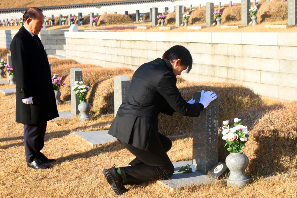 5일 오전 광주 북구 국립 5·18 민주묘지에서 조국 전 법무부 장관이 참배하고 있다.[연합]