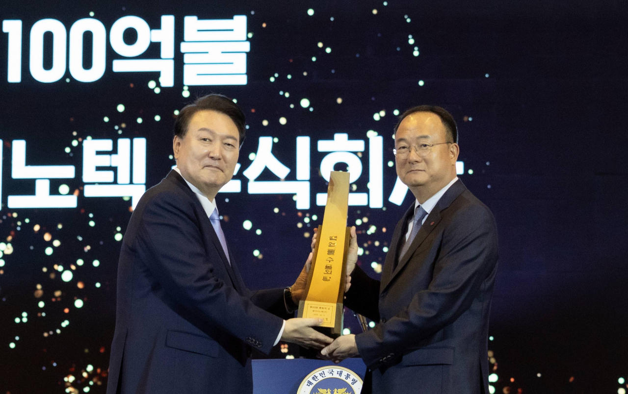 문혁수(오른쪽) LG이노텍 CEO가 5일 ‘제60회 무역의 날’ 시상식에서 윤석열 대통령으로부터 ‘100억불 수출의 탑’을 받고 있다. [LG이노텍 제공]
