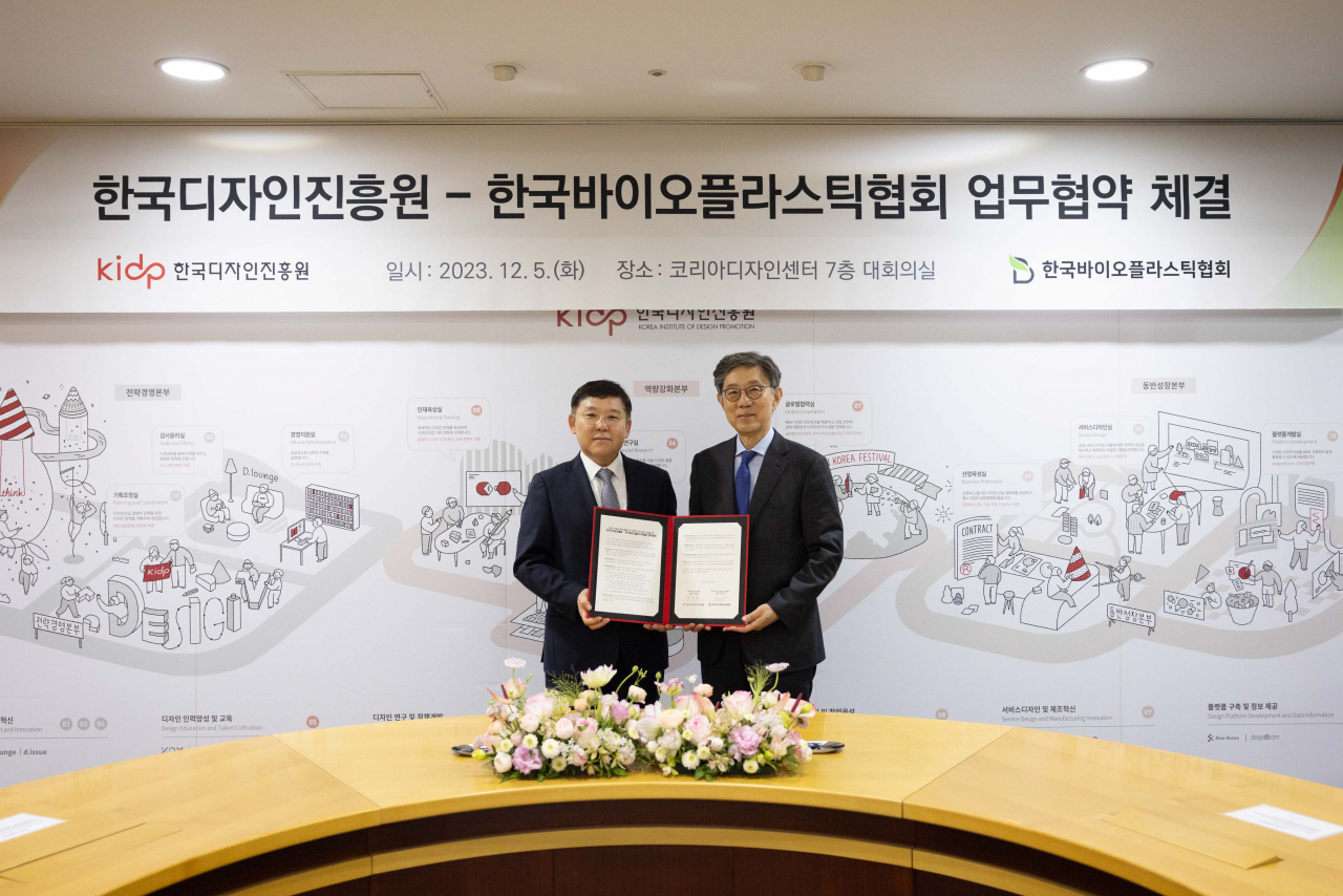 윤상흠 한국디자인진흥원장(왼쪽)과 진인주 한국바이오플라스틱협회장(오른쪽)이 ‘디자인 산업과 바이오플라스틱 산업의 지속가능한 성장을 위한 업무협약’을 체결한 후 기념 촬영을 하고 있다. [디자인진흥원 제공]