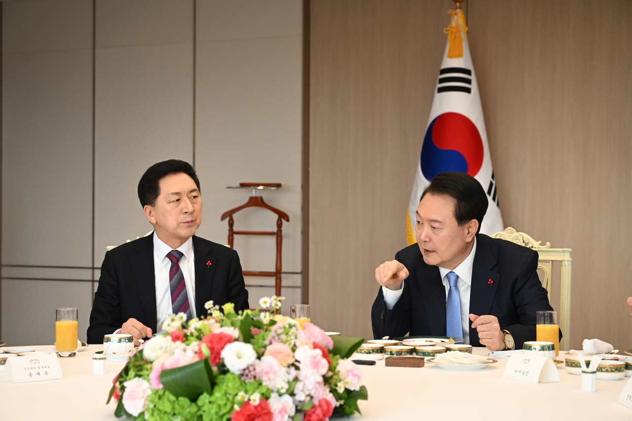 윤석열 대통령(오른쪽)과 김기현 국민의힘 대표가 5일 서울 용산 대통령실에서 비공개 진행된 오찬에서 대화를 나누고 있다. [국민의힘 제공]