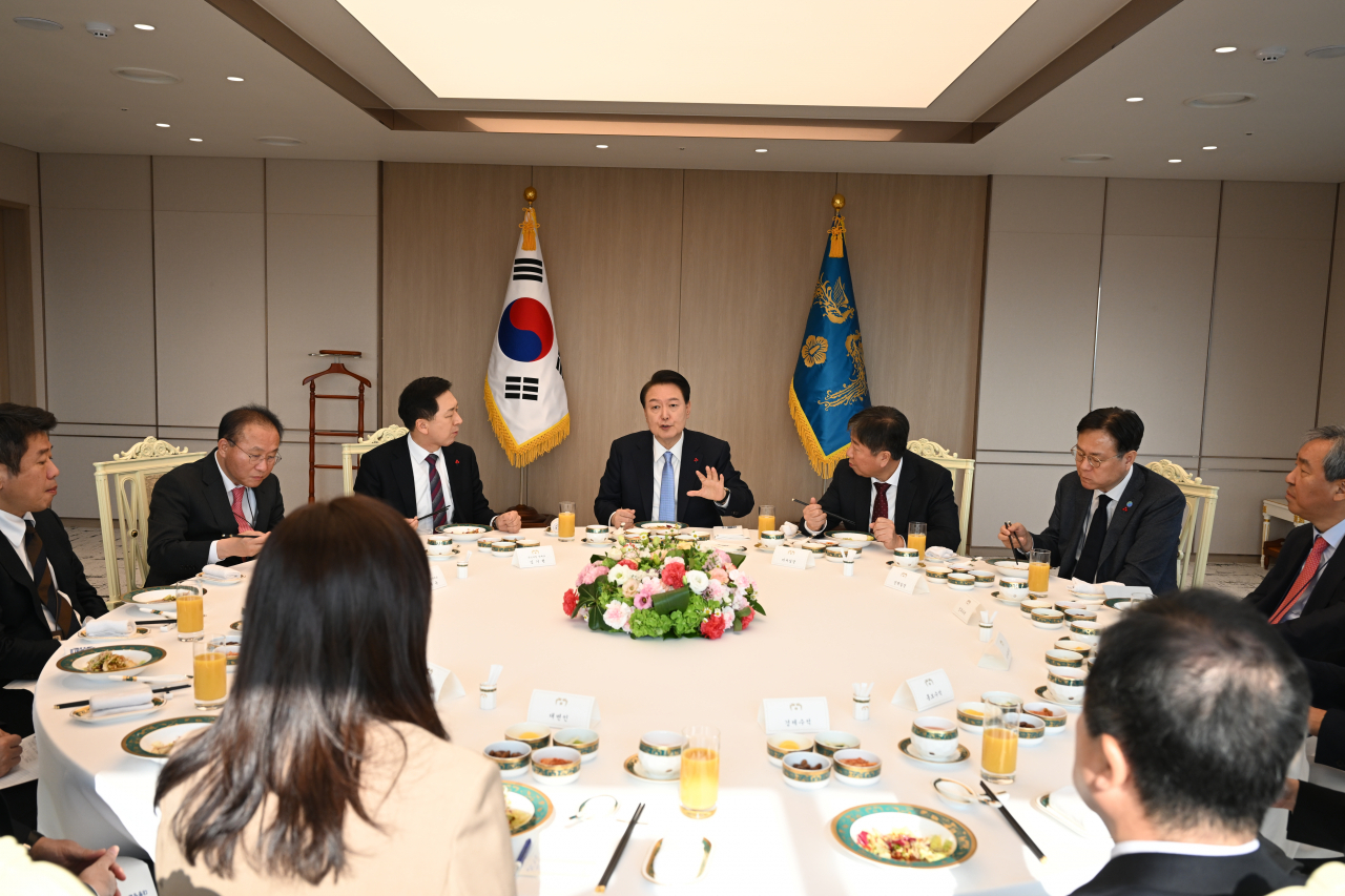 윤석열 대통령과 국민의힘 지도부가 5일 서울 용산 대통령실에서 비공개 진행된 오찬에서 대화를 나누고 있다. [국민의힘 제공]