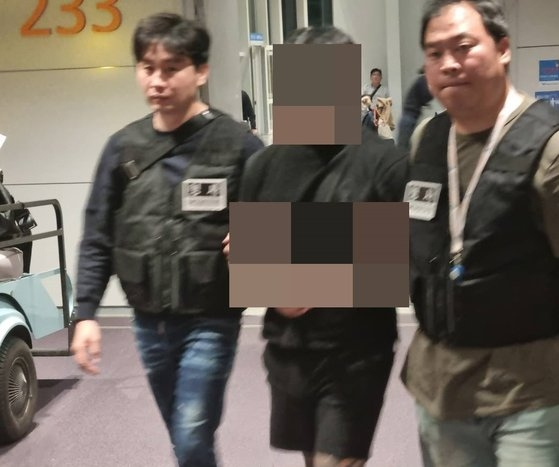 호찌민 공항서 국내로 송환되는 A씨. [충남경찰청]