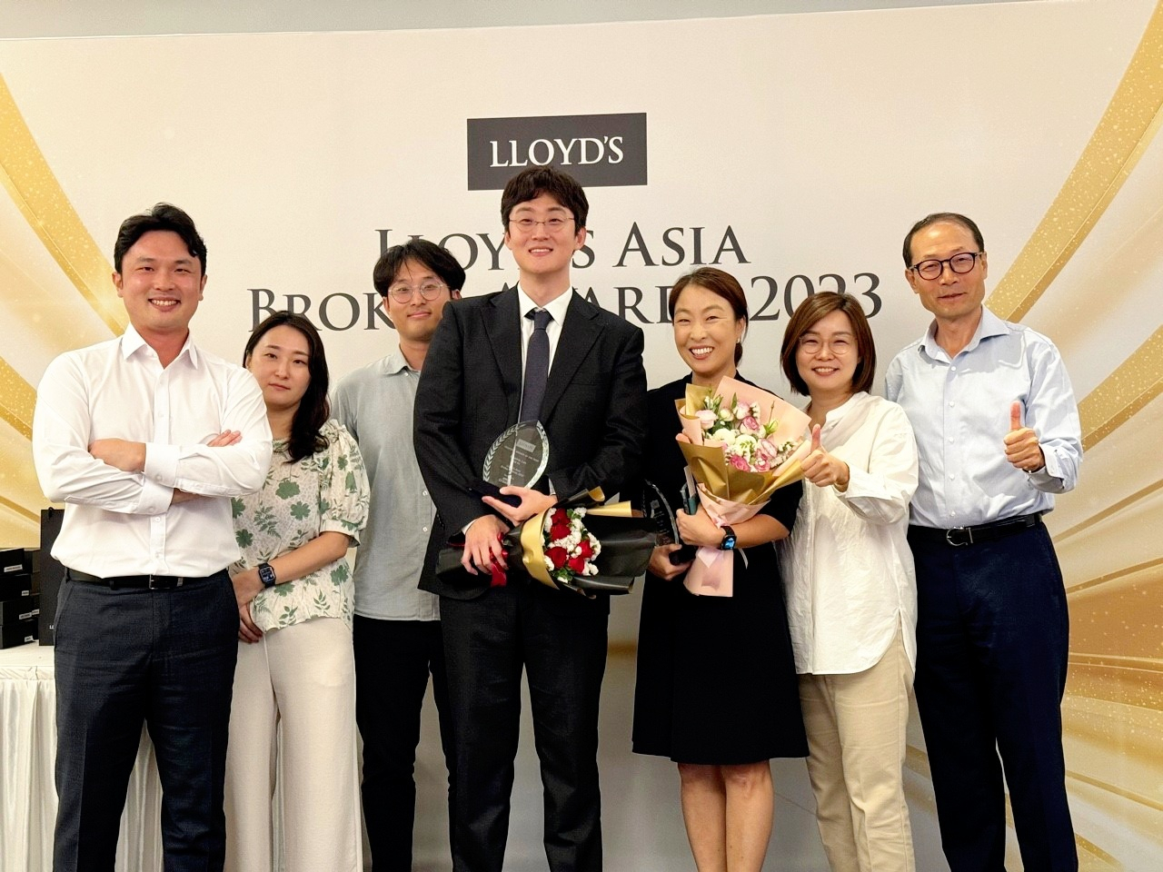 LK보험중개 싱가포르 법인 소속 김유영 이사와 이동열 책임이 최근 로이즈 아시아 브로커 어워즈에서 최우수 브로커로 선정된 후 기념사진을 촬영하고 있다. [LK보험중개 제공]