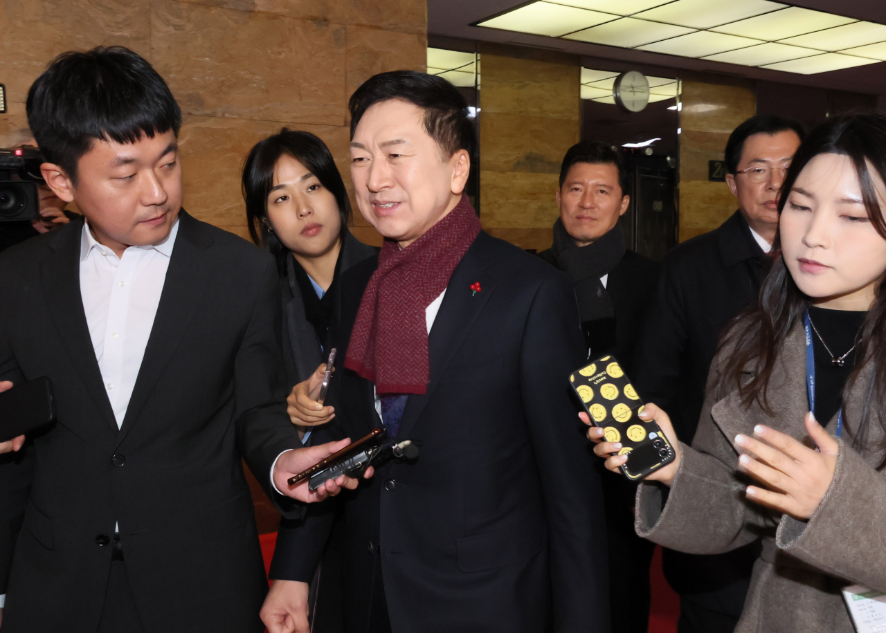국민의힘 김기현 대표가 5일 오전 국회 당대표실을 나서며 취재진의 질문을 받고 있다. [연합]