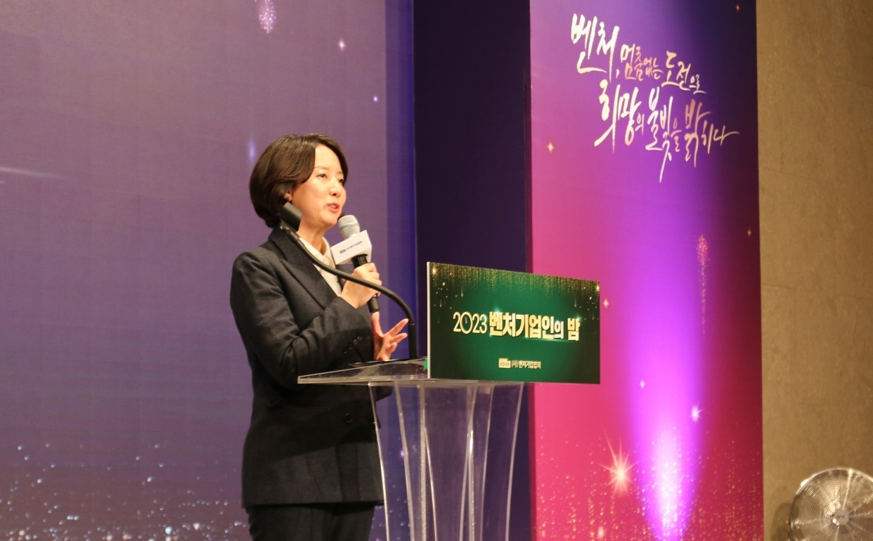 이영 중소벤처기업부 장관이 5일 서울 양재동 엘타워에서 개최된 2023 벤처기업인의 밤에서 축사를 하고 있다