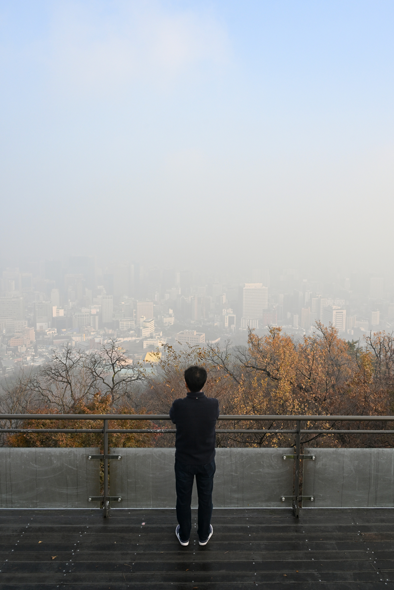 수도권 일대에 미세먼지 농도가 ‘나쁨’ 수준인 지난달 23일 서울 중구 남산에서 바라본 도심 일대가 탁한 모습을 보이고 있다. 임세준 기자