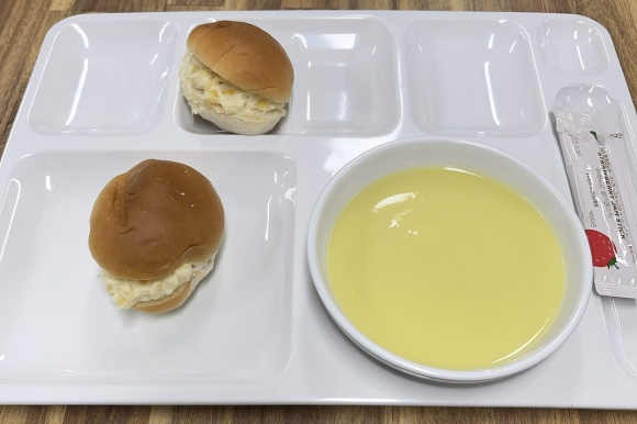 직장인 온라인 커뮤니티에 올라온 서울 한 경찰서 구내식당의 아침 식사 사진
