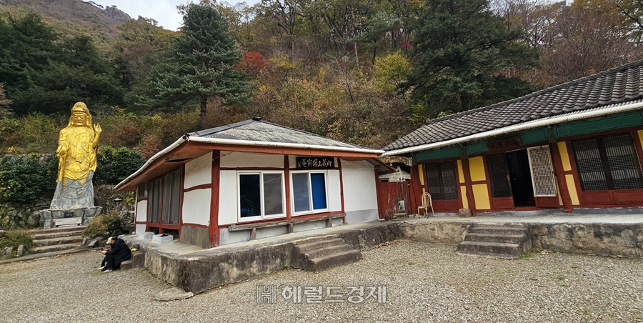 청빈하다는 표현이 어울리는 원적암 모습