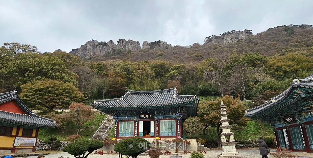 그림과 같은 기암괴석을 배경을 자리잡은 벽련암