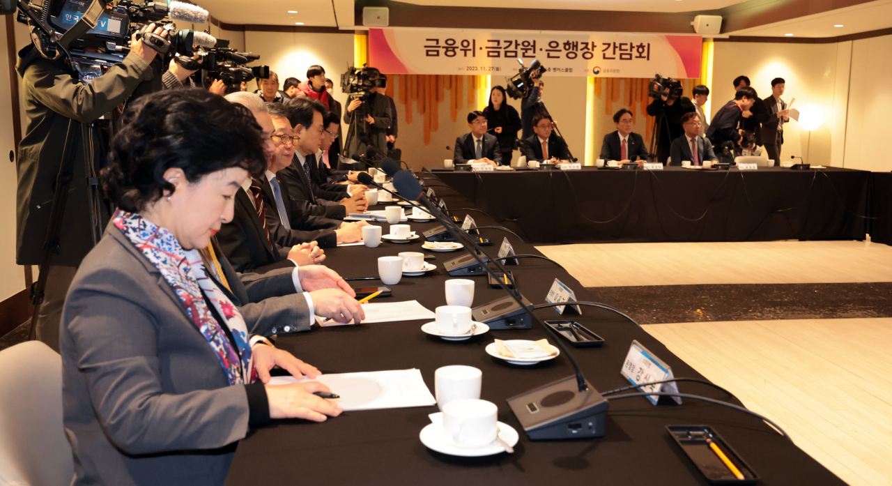 27일 오후 서울 중구 전국은행연합회 뱅커스클럽에서 열린 금융위·금감원·은행장 간담회에서 은행장들이 김주현 금융위원장의 발언을 경청하고 있다. [연합]