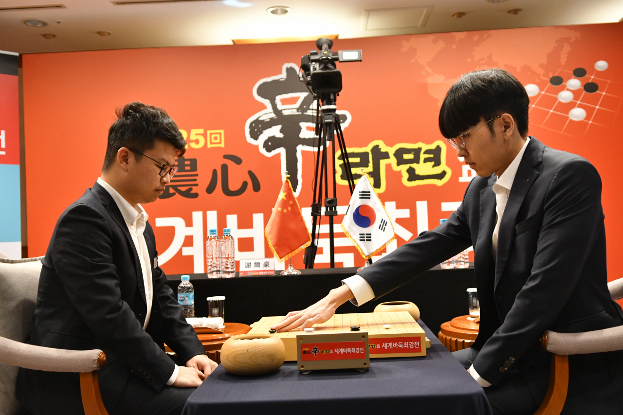 부산에서 지난 4일 열린 제25회 농심신라면배 세계바둑최강전 9국에서 신진서(오른쪽) 9단이 셰얼하오 9단과 바둑을 두고 있다. 신 9단은 이날 대국을 승리로 장식했고, 셰얼하오 9단의 8연승을 저지했다. [한국기원]